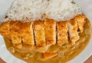 176. Pollo empanado frito con salsa curry acompañado arroz Katsukare