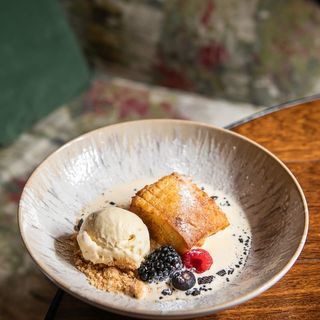 Torrija con helado de vainilla