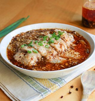 Pollo bollito con salsa piccante