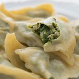 Pierogi ze szpinakiem w sosie serowym