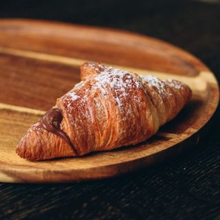 Croissant z nadzieniem orzechowo-kakaowym