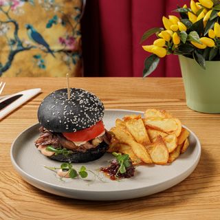 Pistolet (burger) cu carne de rață și dulceață de ceapă și frites