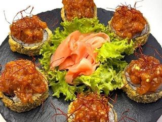 Futomaki w panko z tatarem z łososia 6 szt.