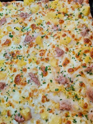 Pizza patate e salsiccia 1/4