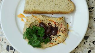 hummus z ziołami i focaccia