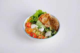 Салат Боул с курицей и булгуром 