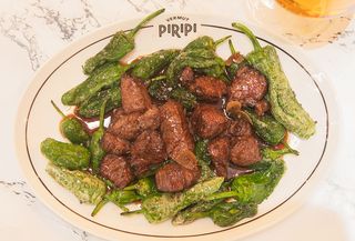 Dados De Solomillo Con Pimientos De Padrón