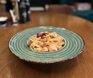 Pasta sa piletinom i sušenim paradajzom