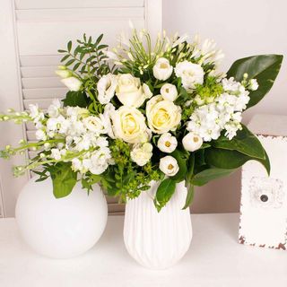 Buchet cu lalele, trandafiri si lisianthus