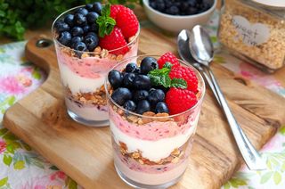 Jogurt naturalny z ciasteczkami i owocami