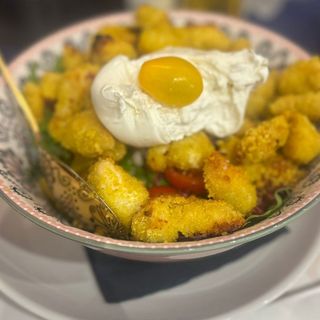 Insalata mista, pollo impanato con verdure, burratina e pomodori