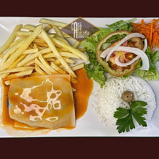 Hambúrguer de Vitela com queijo, molho de francesinha, arroz e batata 