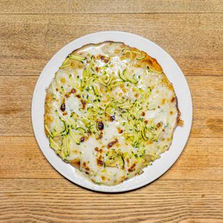 Zucchine julienne e stracchino impasto classico