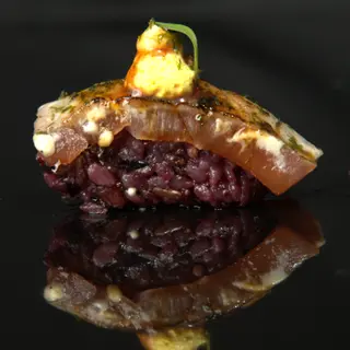 36. Black Nigiri Fire Atun (1 Pza.)