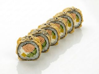 Tempura Futomak z Pieczonym Łososiem i serkem 6 szt (220g)
