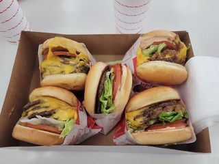 Menú 4 Hamburguesas De Pollo Y Alitas (6 Uds.)