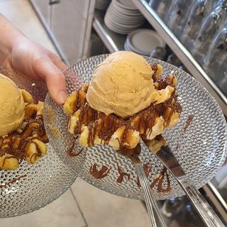 Gofre con Helado y Sirope