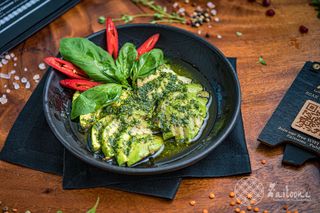 Salata Avocado cu Sos Pesto