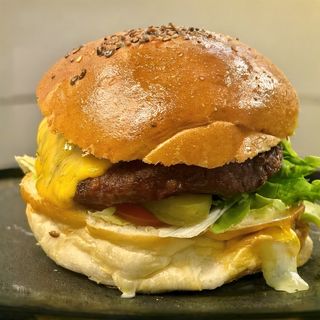 Beef burger cu cartofi wedges