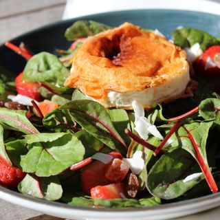 Ensalada templada de queso de cabra y frutos secos