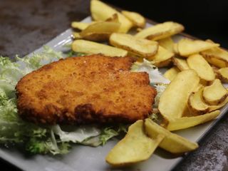 Cotoletta alla milanese con patatine