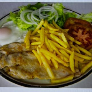 Filete De Pollo, Huevo Frito, Patatas Fritas Y Ensalada