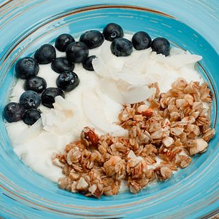 Йогурт з гранолою, лохиною та медом