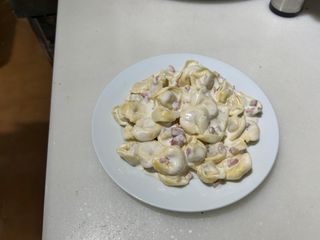 Tortellini Rellenos De Carne Con Salsa Carbonara