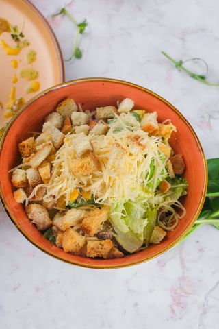 Салат с говядиной и сухариками