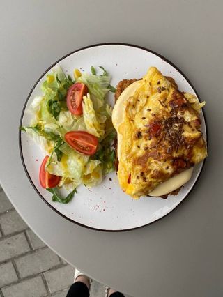 Сирна фрітата з помідорами