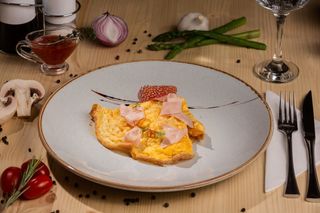 Omleta cu sunca presata