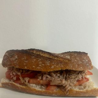 Bocata De Atún Y Tomate