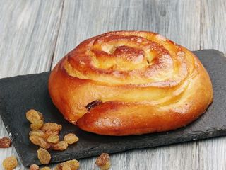 Булочка з заварним кремом та родзинками (на заквасці)