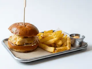 Fish burger z dorszem w tempurze i surówką (460g)