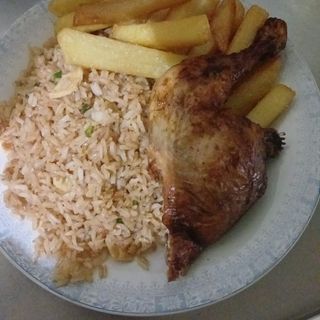 1/4 Pollo Asado con patatas fritas o arroz chaufa + bebida y salsas