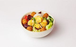 “BUDDHA BOWL” sa hrskavim tofu sirom (Posno)