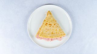 Palačinka sa pečenicom, kačkavaljem i pavlakom