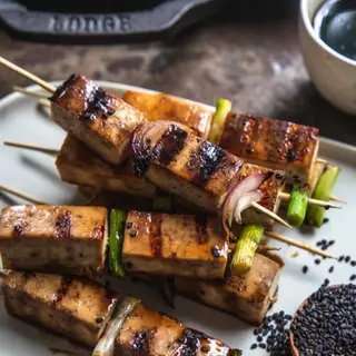 Pinchos De Tofu Con Salsa Teriyaki 2uni Y Patatas Fritas Caseras