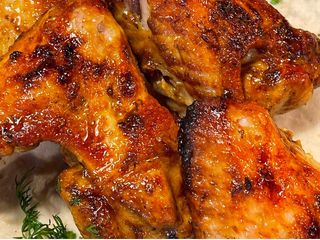 Крильця на мангалі