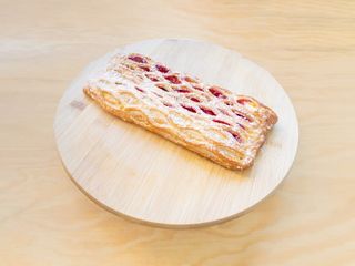 Bułka w cieście francuskim serek, maliny