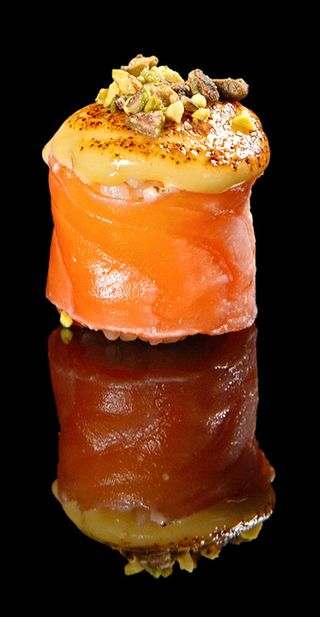 Gunkan De Salmón Marcado Con Pistacho (2 Pzas.)