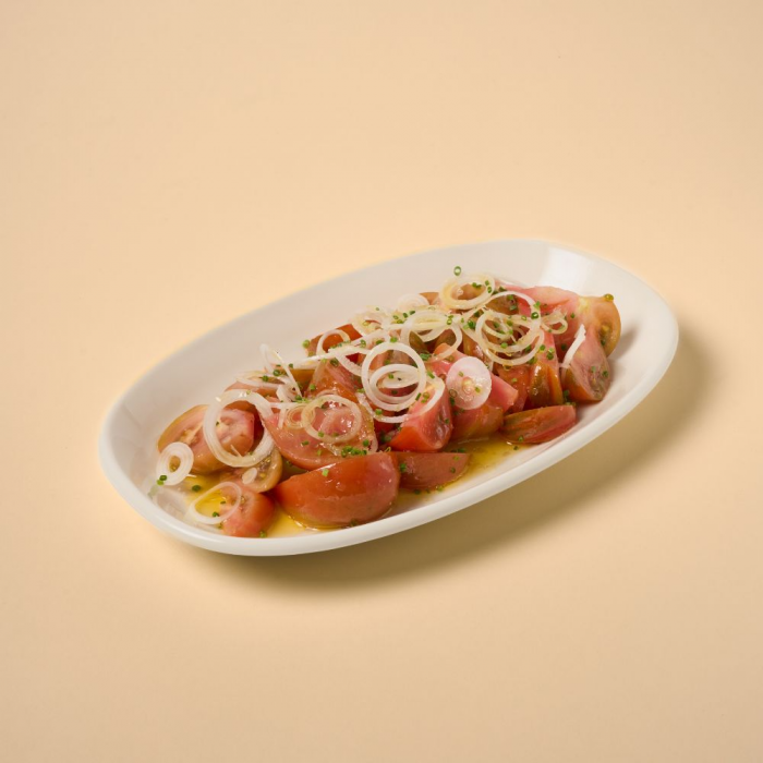 Ensalada de tomate de temporada con cebolleta y AOVE