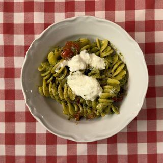 FUSILLONE AL PESTO Y BURRATA