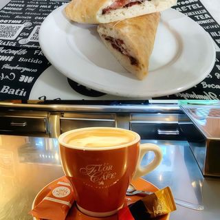 Cafés + Bocadillos