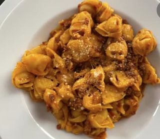 Tortellini con ragù bolognese