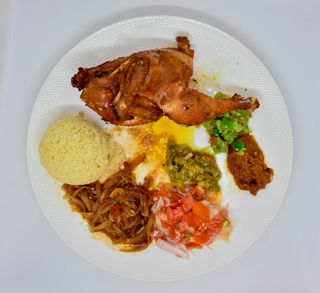 ½ Poulet + Attiéké