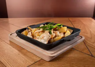 Пательня з куркою та печерицями (300г)