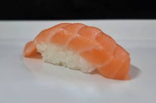 Dashi Salmon Nigiri (28g)