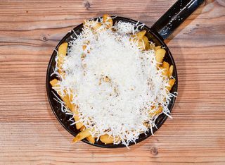 Пържени картофи със сирене (250г)