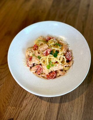 Паста з лососем та моцарелою